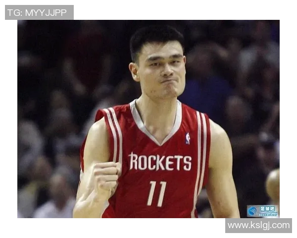 姚明手握球衣回忆往昔岁月展现篮球传奇人生的感人瞬间 姚明手握球衣回忆往昔岁月展现篮球传奇人生的感人瞬间