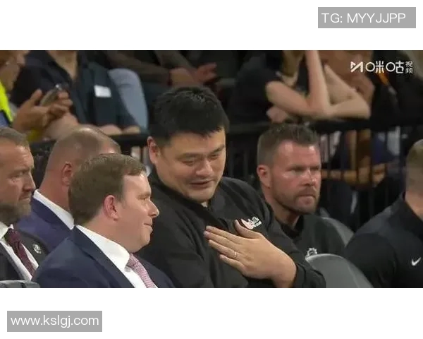 姚明在比赛间隙的搞笑瞬间引发热议舔胳膊成网络新梗 姚明在比赛间隙的搞笑瞬间引发热议舔胳膊成网络新梗