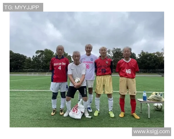 国内足球明星化身街头老人展现真实生活引发热议