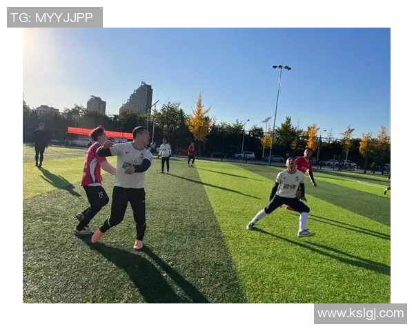 足球明星赛场激情舞动瞬间展现运动与艺术的完美结合 足球明星赛场激情舞动瞬间展现运动与艺术的完美结合