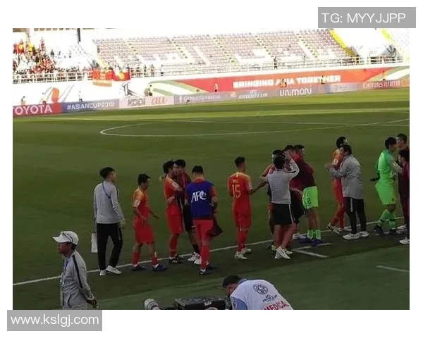 陪父母共赏足球明星赛场风采感受亲情与激情交织的美好时光